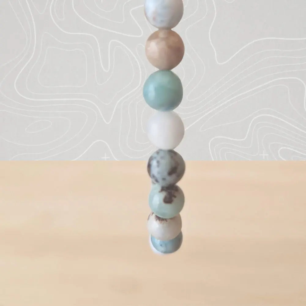 Bracelet en pierre semi-précieuse larimar, perles lisses de 8mm aux reflets bleu océan et blanc