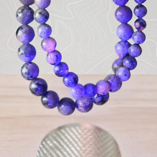 bracelet yooperlite à la lumière UV bleue