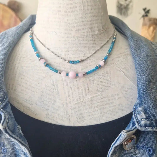 Collier apatite bleue avec perles de kunzite et acier inoxydable 304 porté