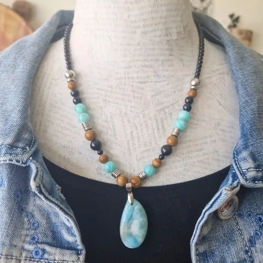 Collier larimar avec perles tourmaline noire et jaspe bois, amazonite, porté