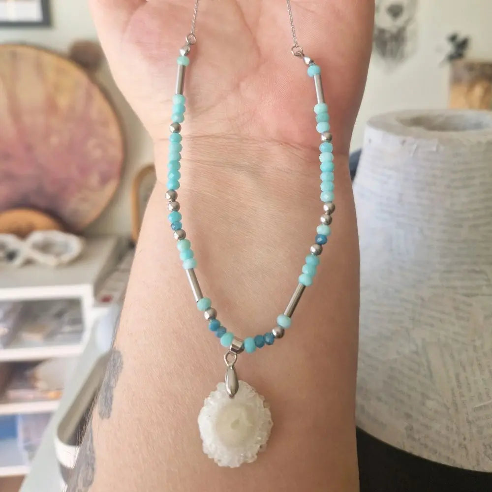 Collier avec pendentif en quart solaire, et perles facettées amazonite et apatite et chaine acier inoxydable