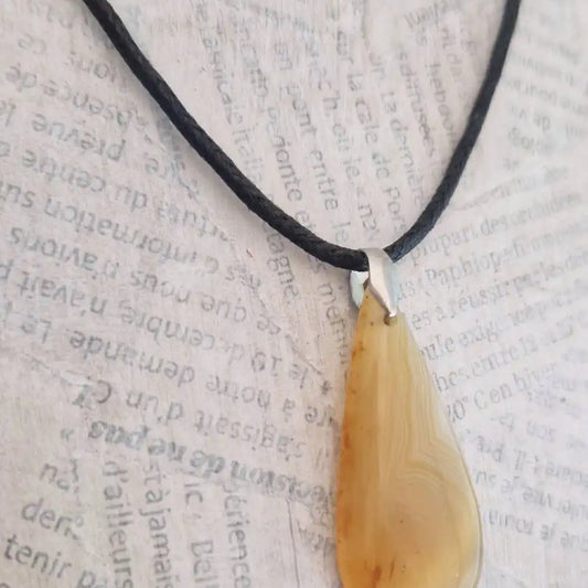 Cordon coton ciré 2 mm en noir. zoom sur cordon . pendentif vendu séparément