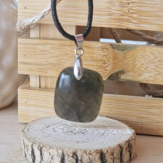 Pendentif Cabochon Labradorite bleu sur peau