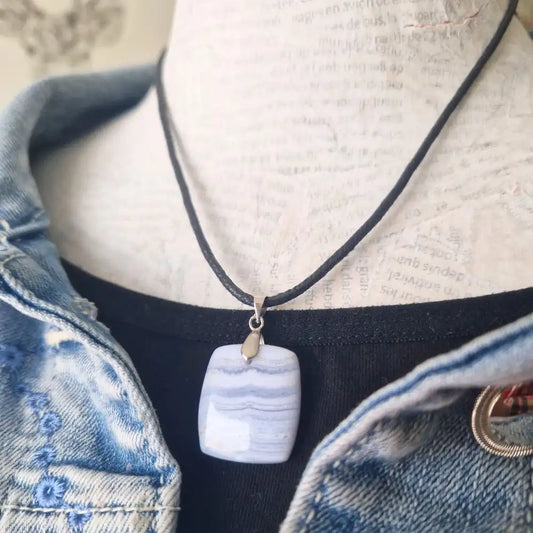 Pendentif calcédoine bleue porté au cou