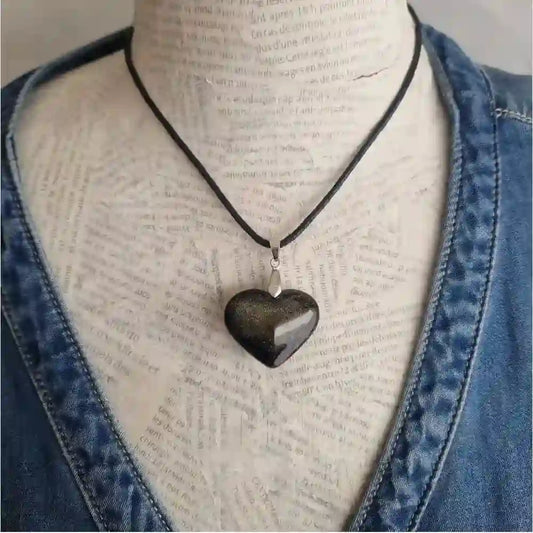 pendentif coeur obsidienne dorée sur mannequin