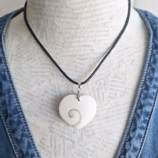 pendentif coeur oeil sainte lucie porté