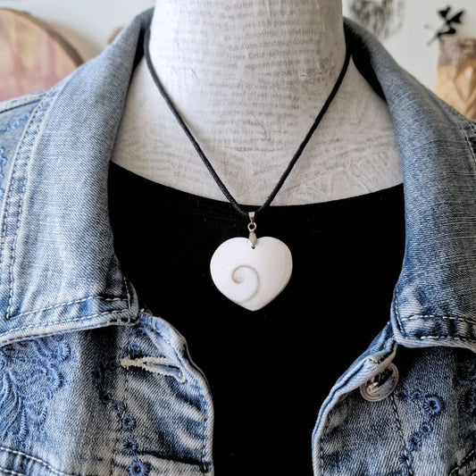 pendentif coeur oeil sainte lucie porté