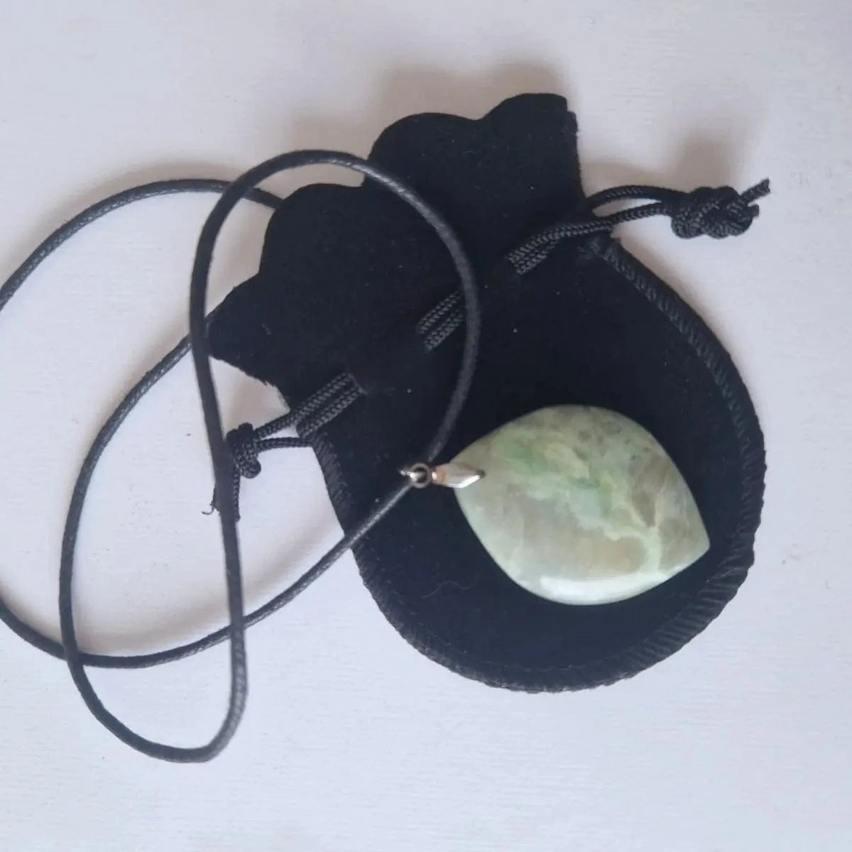 Pendentif Garniérite forme libre pochette