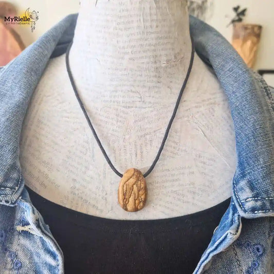 Pendentif jaspe paysage percé porté avec cordon