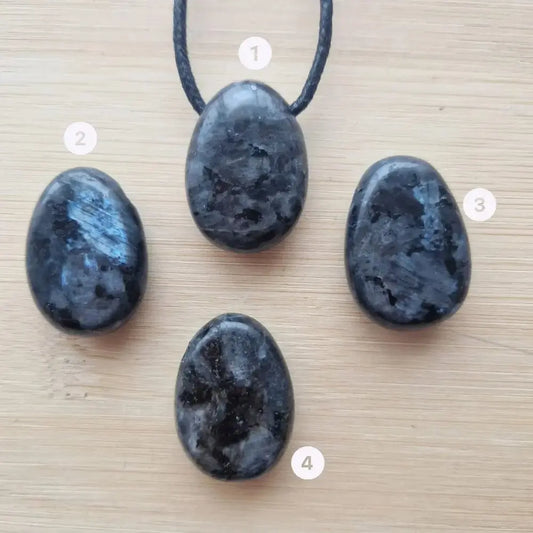 pendentif larvikite pierre percée protection choix