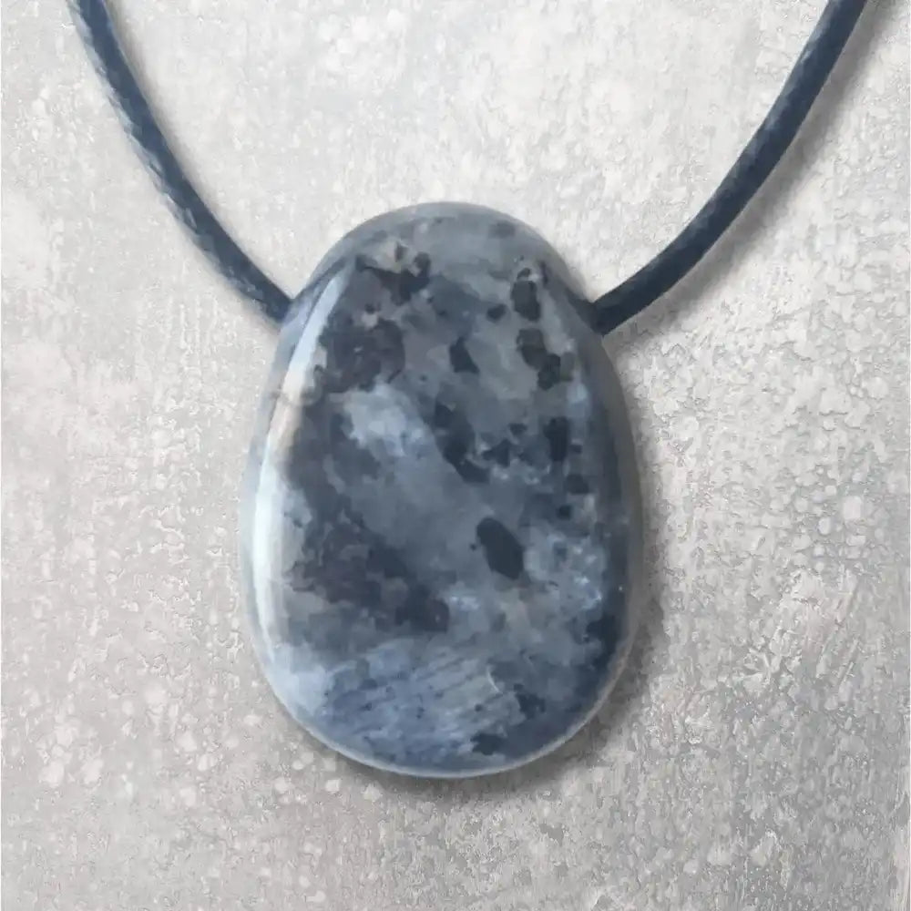 pendentif larvikite pierre percée protection