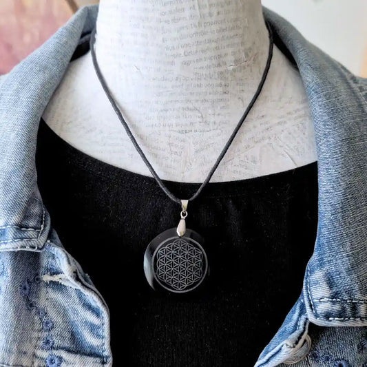 pendentif obsidienne noire fleur de vie gravée