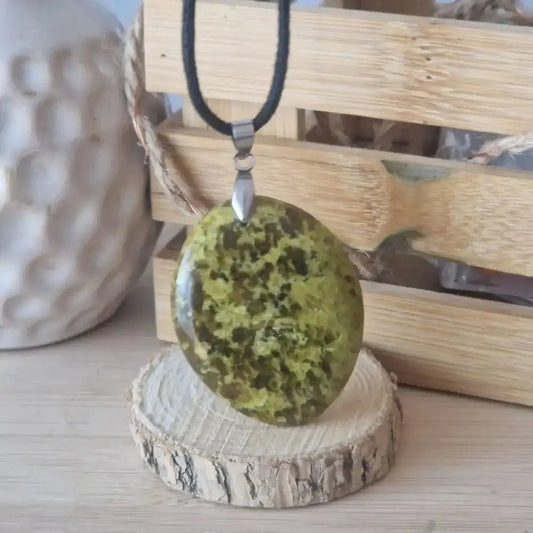 pendentif opale verte pierre plate forme-ovale