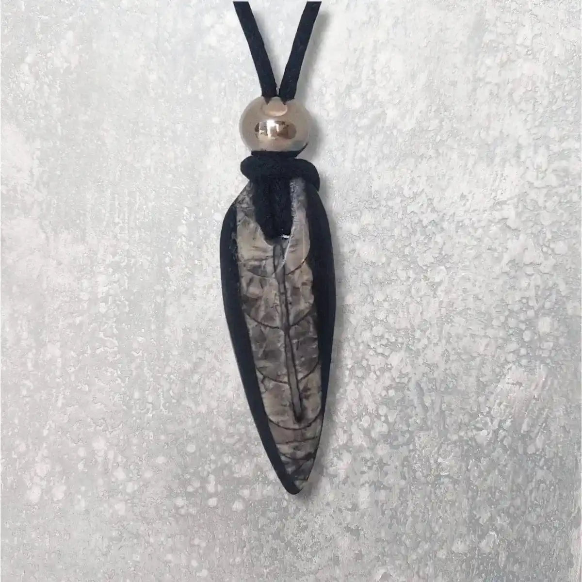 pendentif orthoceras pierre
percée