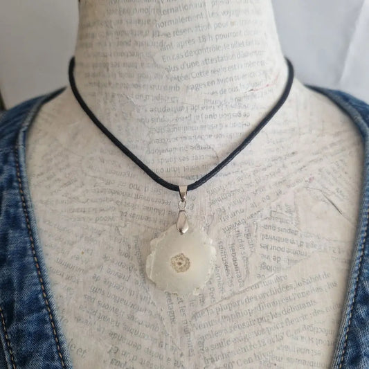 Pendentif quartz solaire sur mannequin