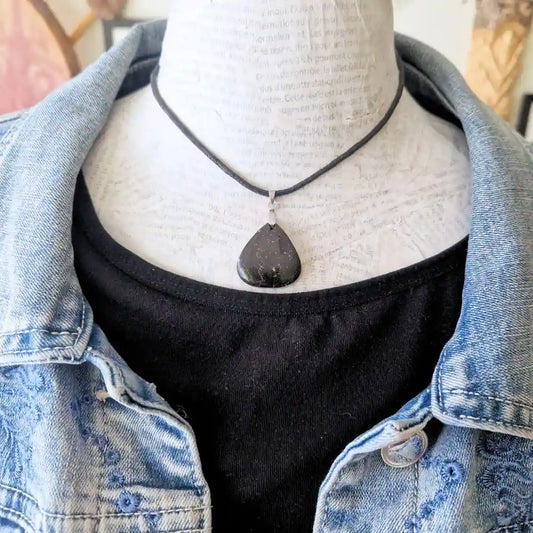 pendentif tourmaline noire en forme de triangle porté