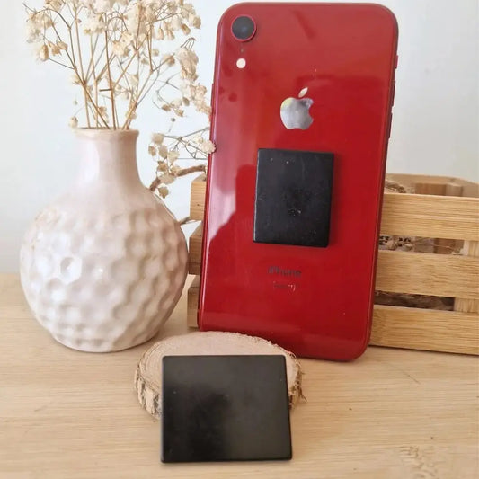 Plaque de shungite rectangle a coller sur téléphone portable.