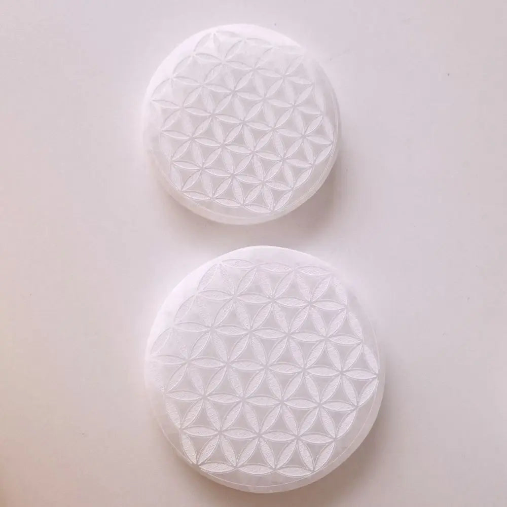 Plaque sélénite ronde avec fleur de vie motif plein - taille 10 / 12 cm