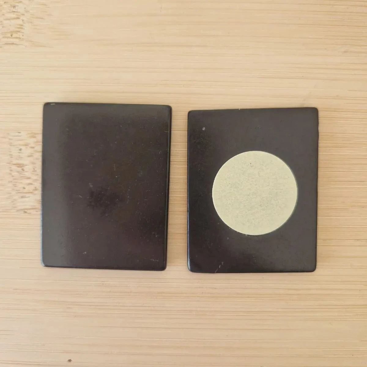 Plaque de shungite rectangle pour téléphone portable.