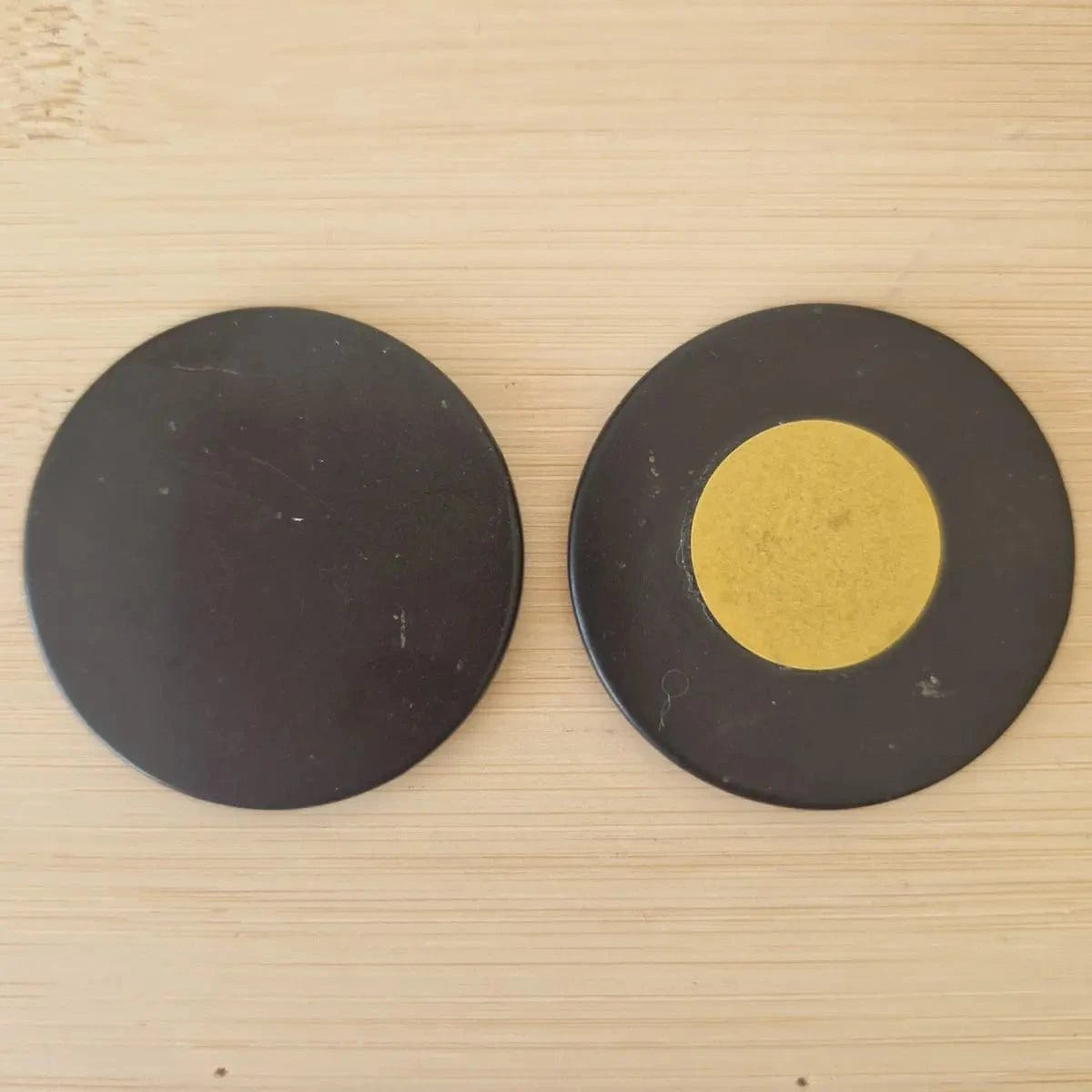 Plaque de shungite ronde pour téléphone portable.