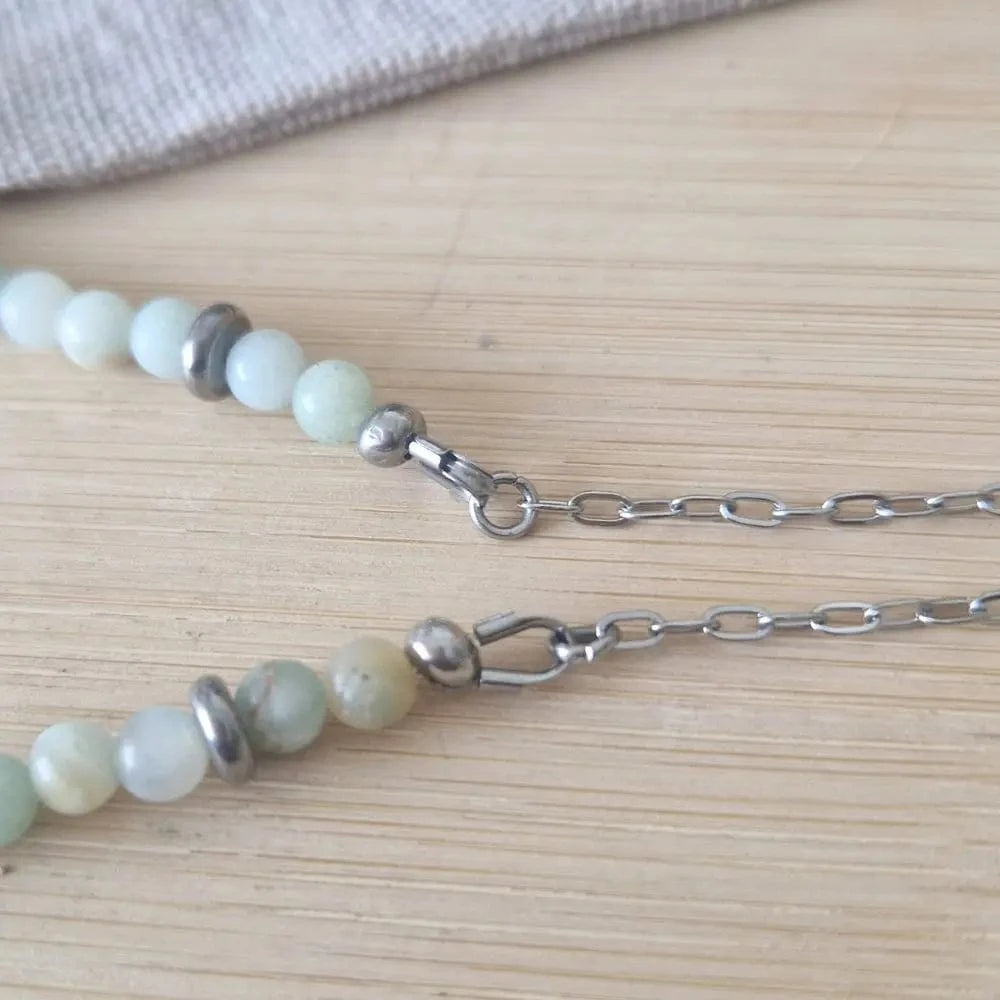 Zoom sur protecteur fil du collier amazonite & breloque lune