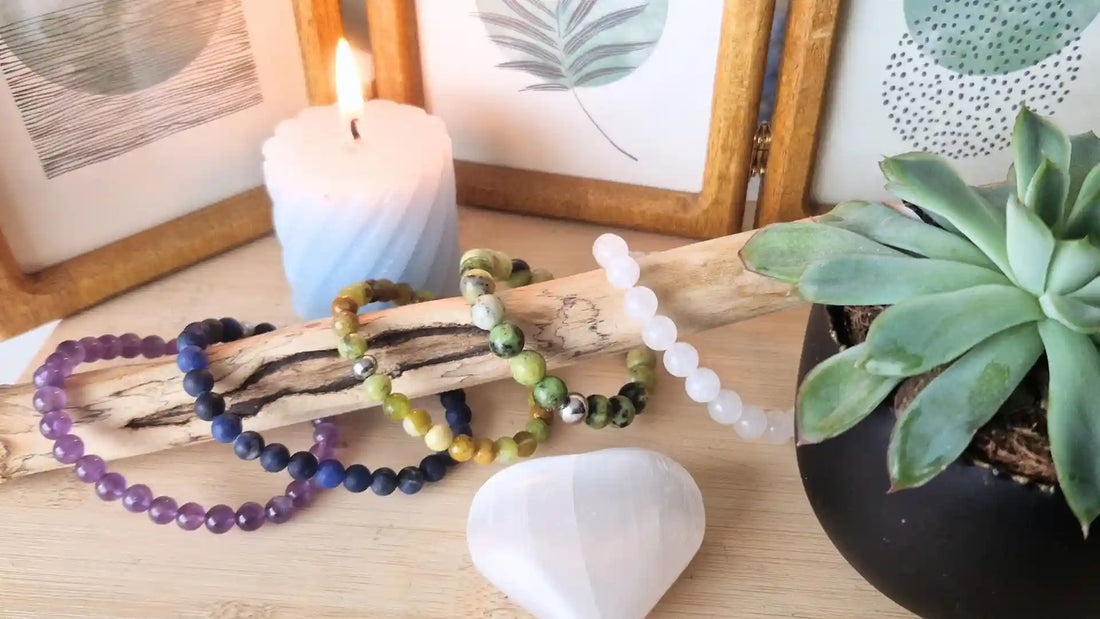 bracelets en pierres naturelles anti-stress améthyste et sodalite sur bois flotté avec bougie - MyRielle lithothérapie