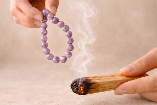 purification d'un bracelet en pierre naturelle au palo santo
