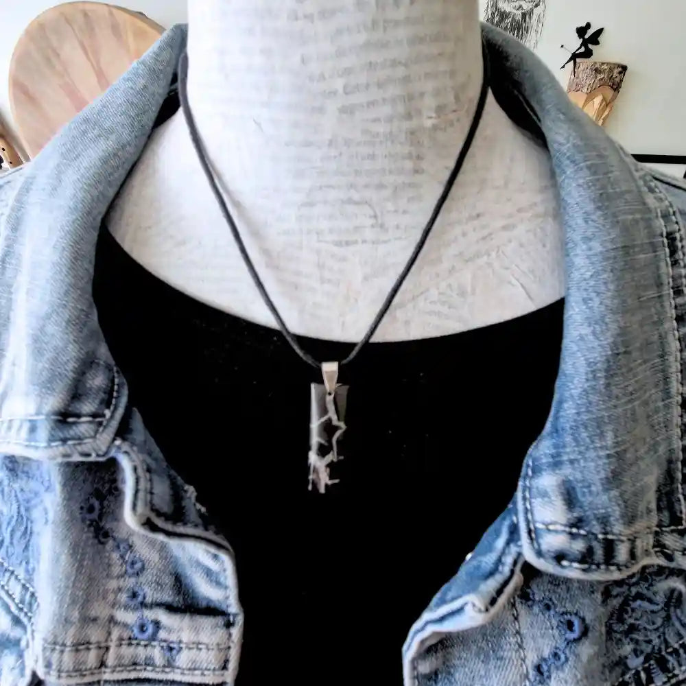 Pendentif Septaria Noire – Stabilité & Force Intérieure