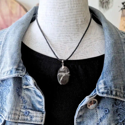 Pendentif Septaria Noire – Stabilité & Force Intérieure