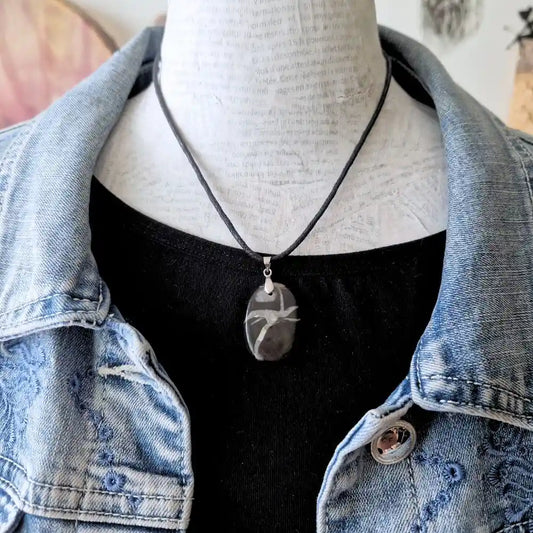 Pendentif Septaria Noire – Stabilité & Force Intérieure