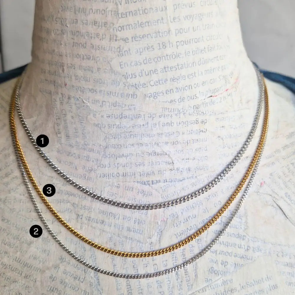 Chaine pour cou maille gourmette en acier inoxydable 304 couleur argent ou dorée , sur mannequin  - longeur 45 cm