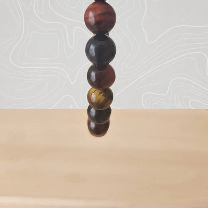 Détail des perles de pierres semi-précieuses : œil de tigre aux reflets dorés, œil de faucon aux nuances bleutées et œil de taureau aux tons chauds