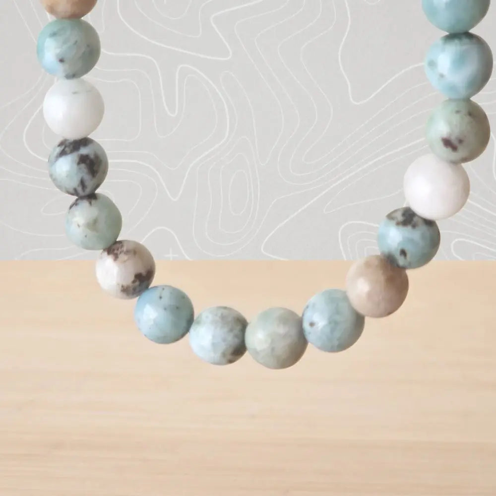 Gros plan perles larimar naturel 8mm nuances bleues