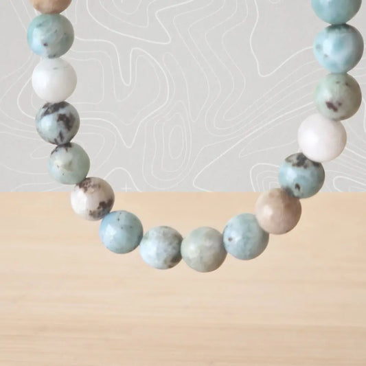 Gros plan perles larimar naturel 8mm nuances bleues