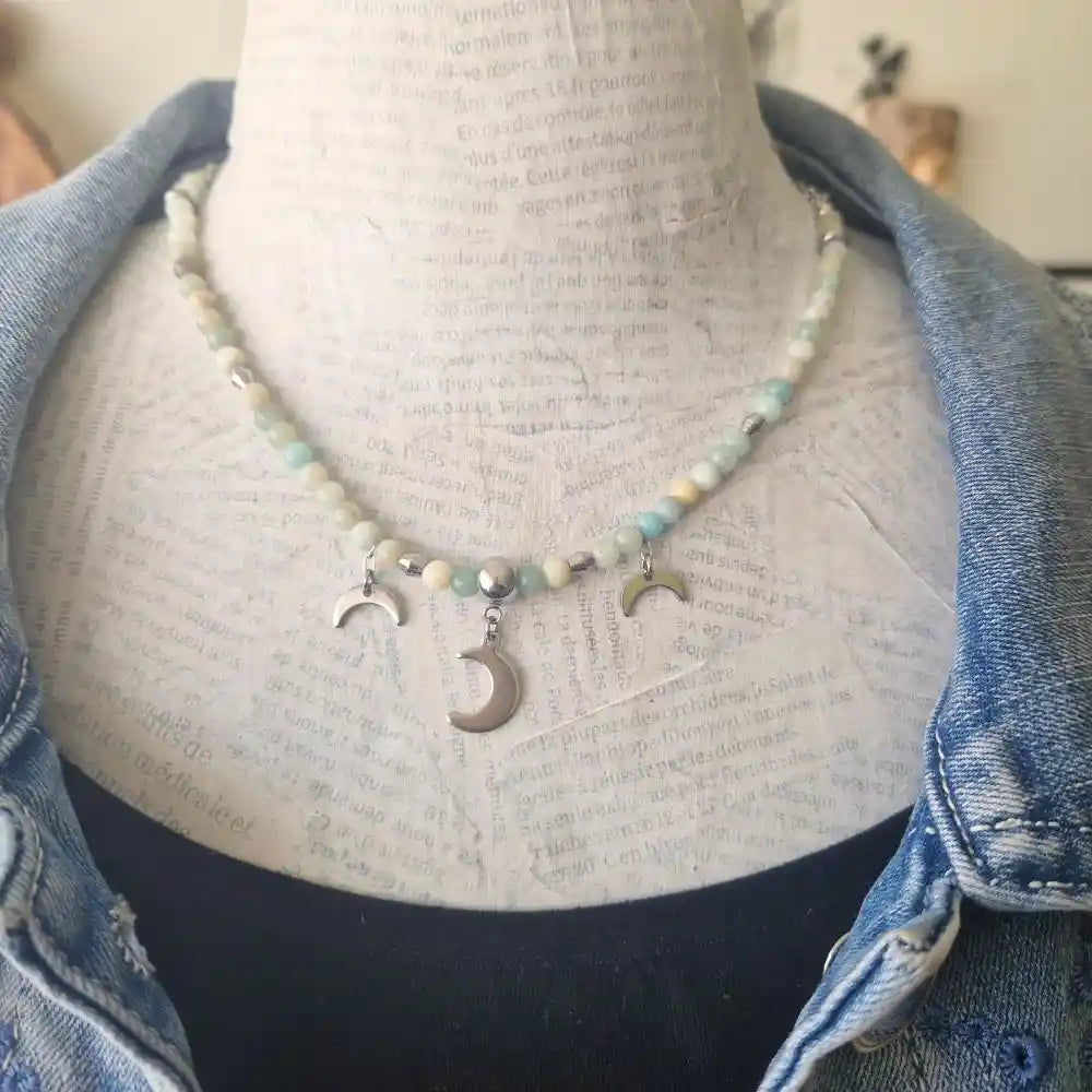 Collier amazonite multicolore avec breloque lune en perles 6 mm porté