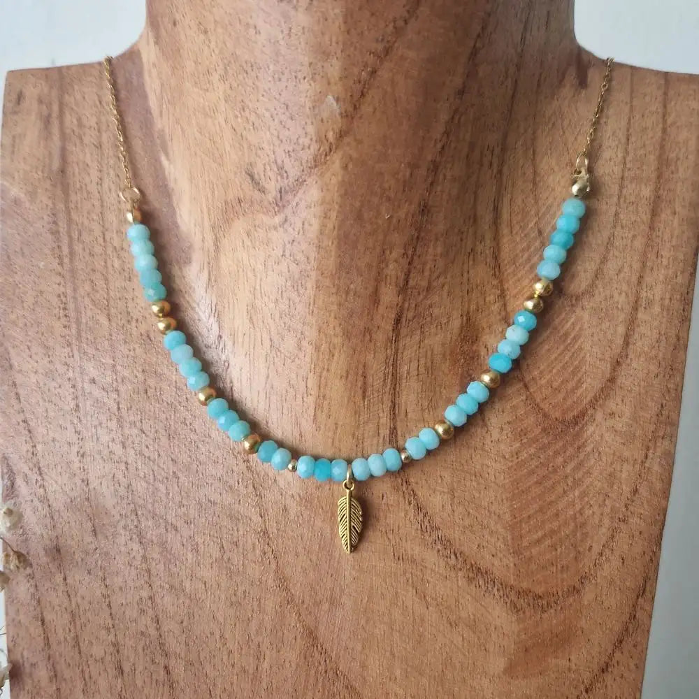 Détail perles amazonite turquoise et charm plume