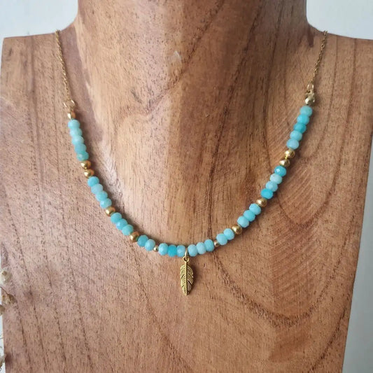 Détail perles amazonite turquoise et charm plume