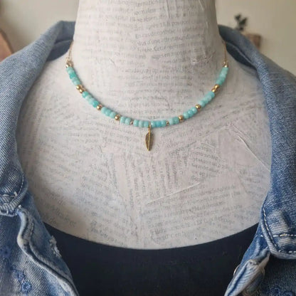 Collier amazonite perles bleues finition dorée  breloque plume 
