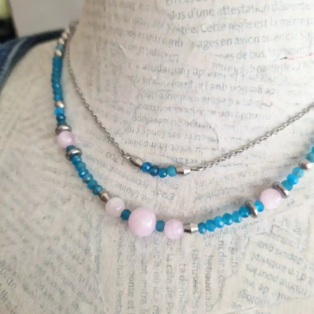 Collier apatite bleue avec perles de kunzite et acier inoxydable 304 porté zoom