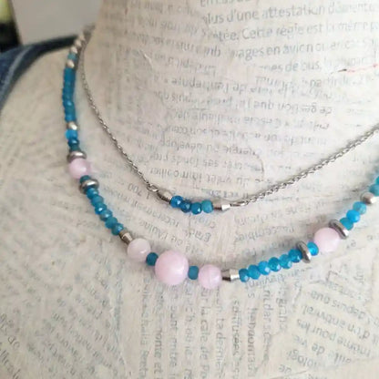 Collier apatite bleue avec perles de kunzite et acier inoxydable 304 porté zoom