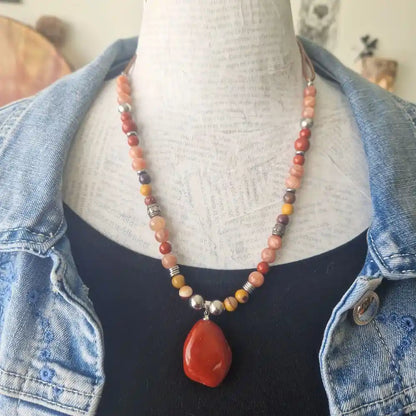 Collier jaspe rouge pierre de soleil et jaspe mokaite sur mannequin