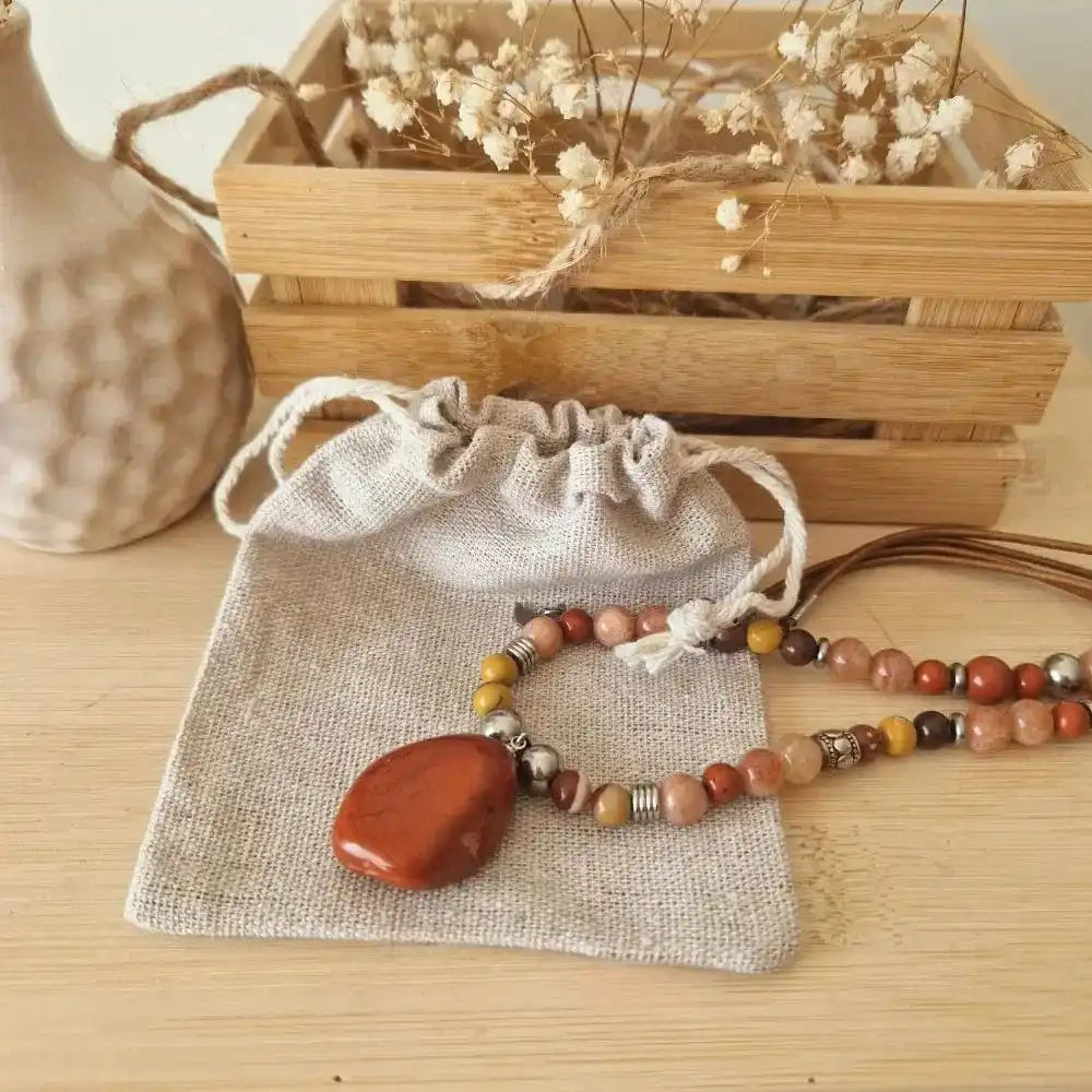 Collier Vitalité Ancrée – Énergie, Joie et Stabilité avec son pochon en lin