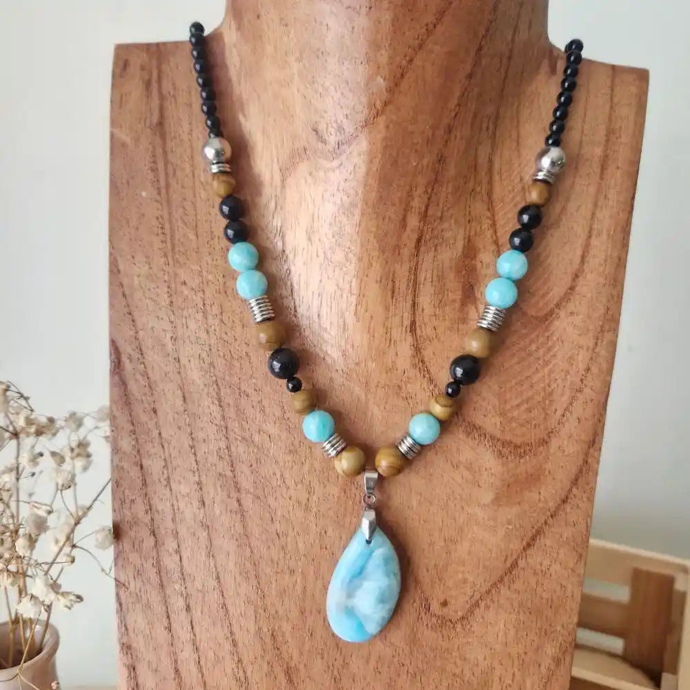 Collier larimar en pendentif avec perles amazonite, jaspe bois et tourmaline noire