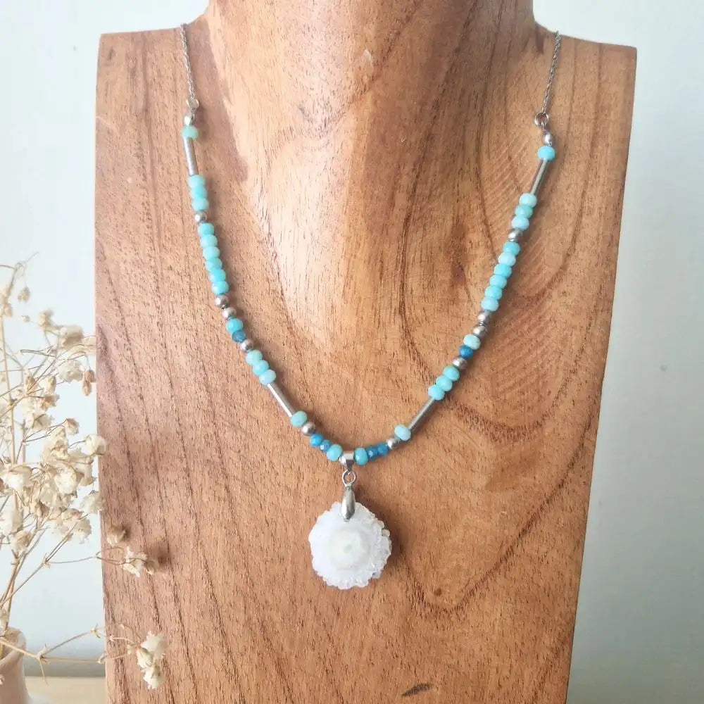Collier avec pendentif en quart solaire, et perles facettées amazonite et apatite