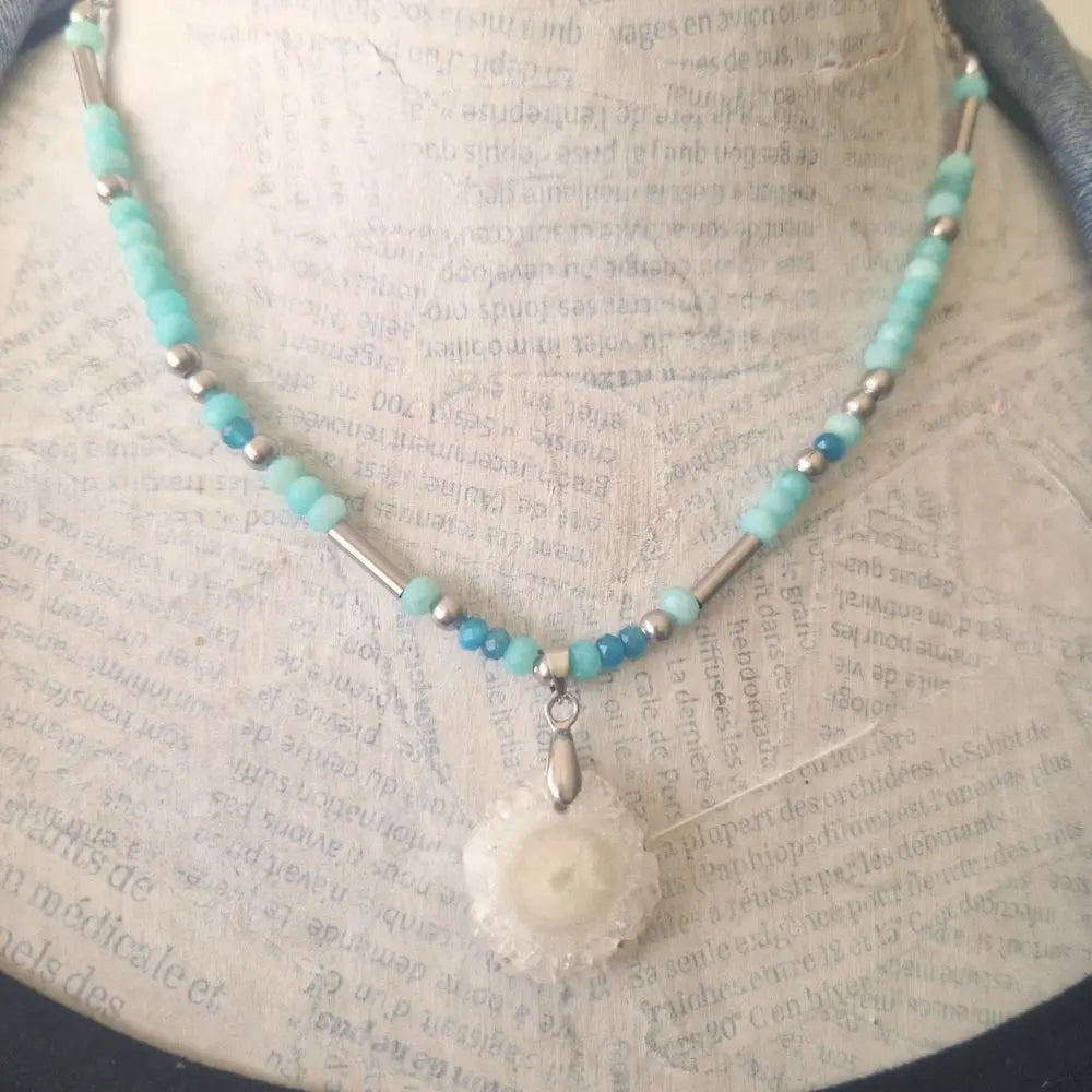 Collier avec pendentif en quart solaire, et perles facettées amazonite et apatite zoom