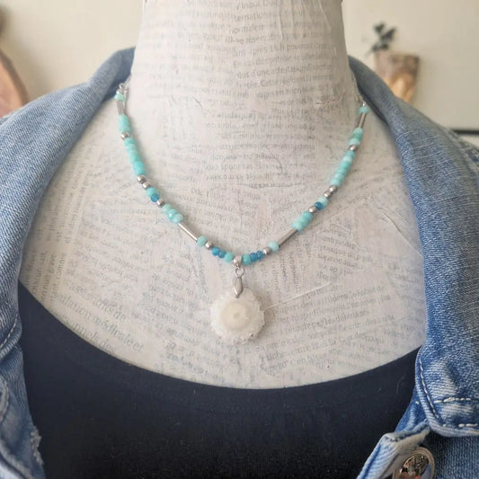Collier avec pendentif en quart solaire, et perles facettées amazonite et apatite porté