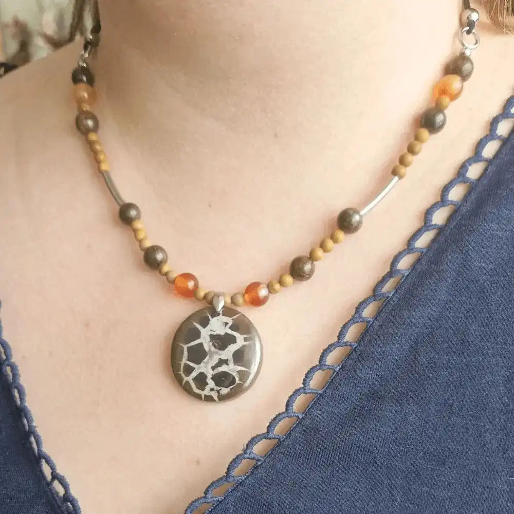 collier avec pendentif septaria noire & perles cornaline, jaspe bois porté