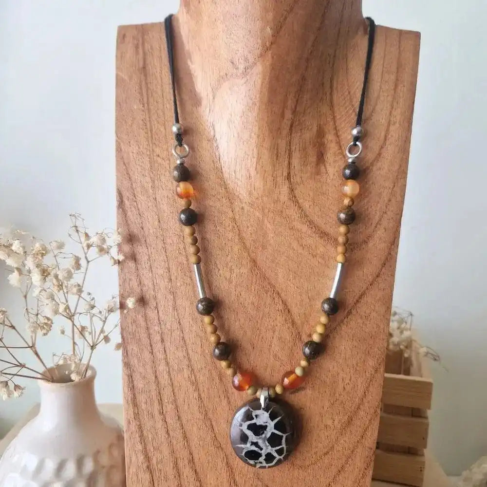 collier avec pendentif septaria noire & perles cornaline, jaspe bois 