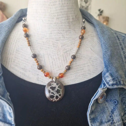 Collier avec pendentif en septaria noire avec perles cornaline et jaspe bois