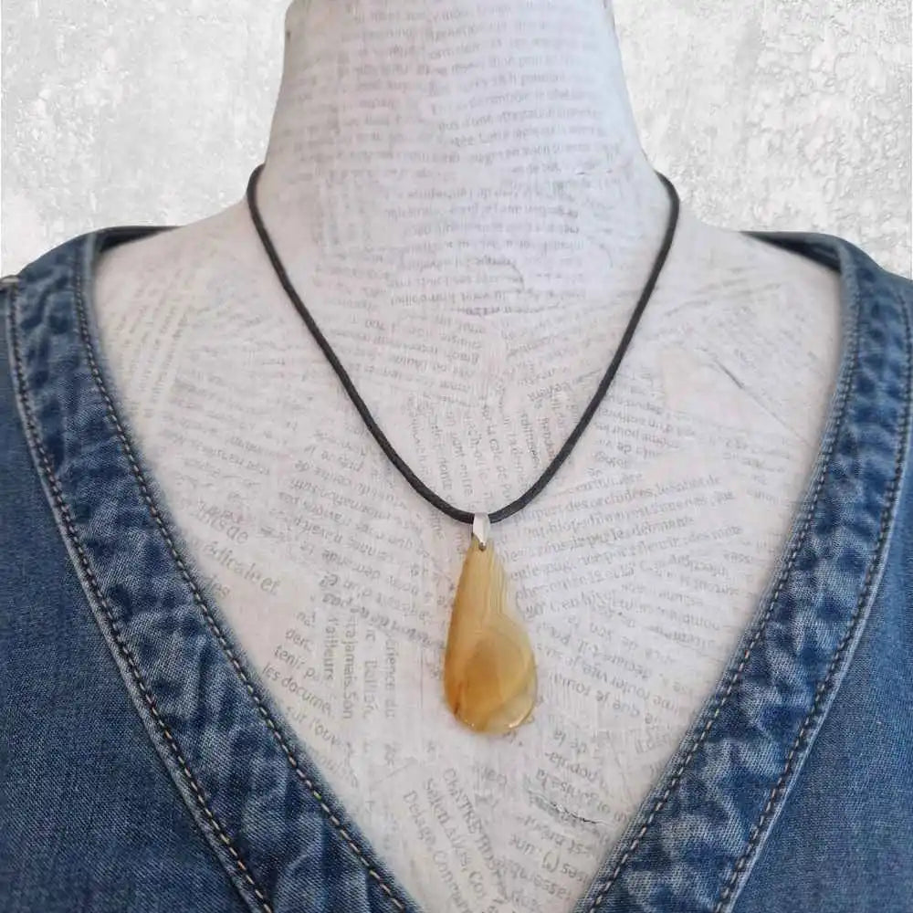 Cordon coton ciré 2 mm en noir. visuel avec pendentif vendu séparément